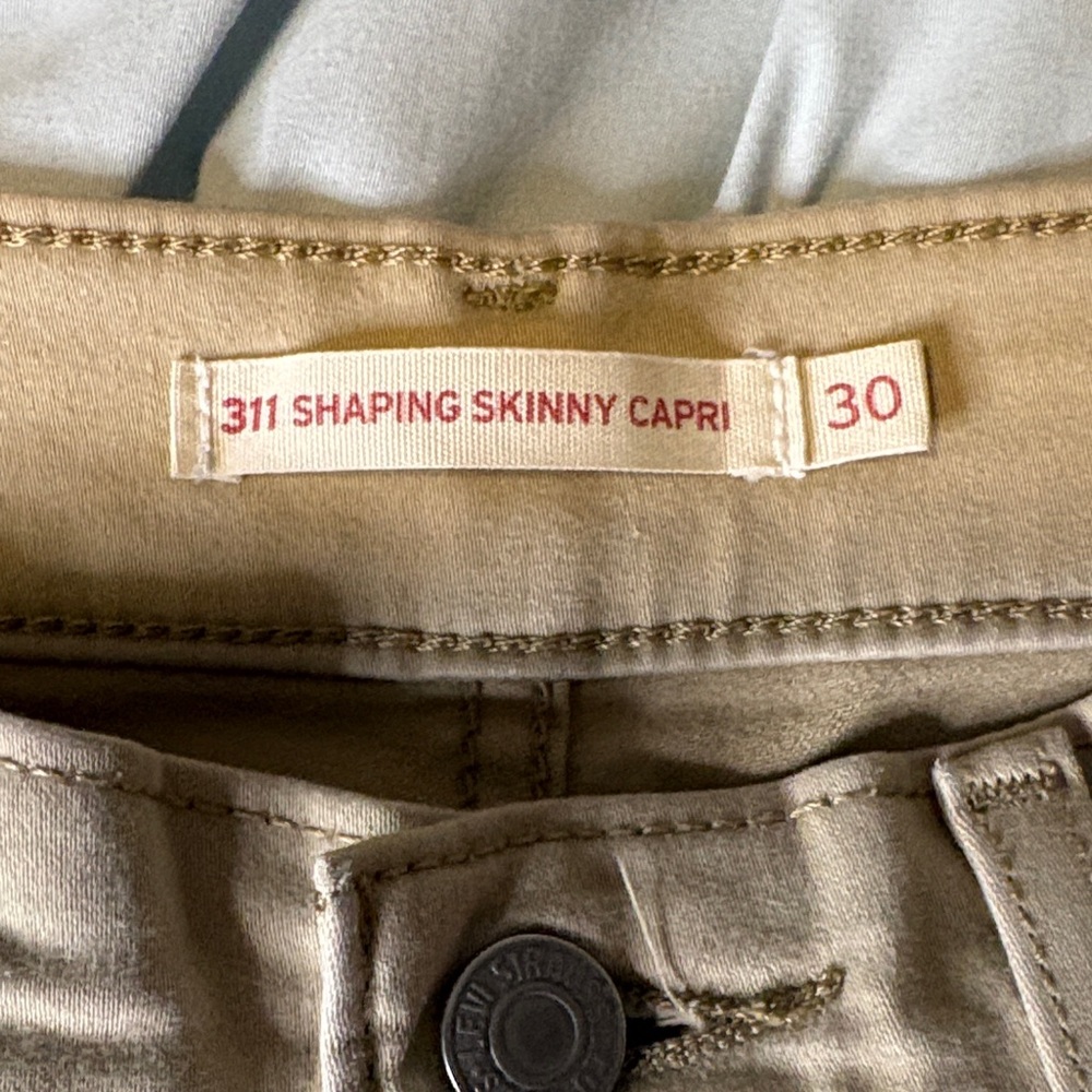 Levi's Women's 311 Shaping Skinny Capri Cropped Jeans - Picture 6 of 10